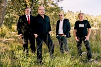 Leavings-orkesteri solistinaan Timo Rautiainen tarjoilee Leevi and the Leavingsin rakastettuja klassikkobiisejä Hotelli Alavudessa 6.12.2025.