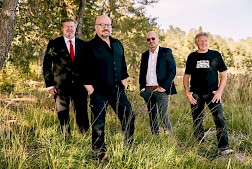 Leavings-orkesteri solistinaan Timo Rautiainen tarjoilee Leevi and the Leavingsin rakastettuja klassikkobiisejä Hotelli Alavudessa 6.12.2025.