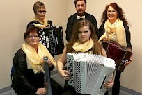 Airi Hautamäki ja Pelimannileidit solistina Mikko Niemelä