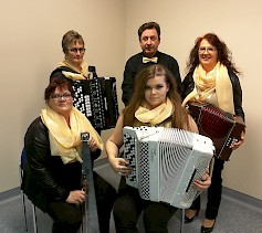 Airi Hautamäki ja Pelimannileidit solistina Mikko Niemelä