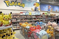 Kyläkaupassa on Suomen suurin valikoima erilaisia peli-, elokuva-, TV-sarja- ja bändituotteita, kuten esimerkiksi suosittuja Pokemon ja Super Mario -oheistuotteita.