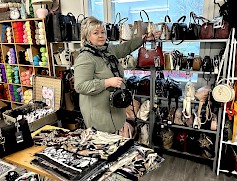 Eija Hautakoski näyttää ihania laukkuja ja rohkaisee, että mikäli joku ryhmä haluaa tulla vaikka illalla tutustumaan kaupan valikoimaan, se kyllä onnistuu, kunhan asiasta sovitaan.