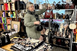 Eija Hautakoski näyttää ihania laukkuja ja rohkaisee, että mikäli joku ryhmä haluaa tulla vaikka illalla tutustumaan kaupan valikoimaan, se kyllä onnistuu, kunhan asiasta sovitaan.