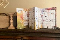 Kalenterin voi pystyttää pöydälle tai hyllylle. Birgitta Salminen