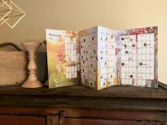 Kalenterin voi pystyttää pöydälle tai hyllylle. Birgitta Salminen