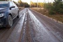 Leuto sää ja viimepäivien sateet aiheuttavat haasteita tienpidolle etenkin alemmalla maantietieverkolla. Painorajoituksia on jouduttu asettamaan yhdelle soratieosuudelle Maalahdessa tielle 17463 välillä Rönnholm - Övermalax, Maalahti. Kuvituskuva. Lähde: ELY-keskus
