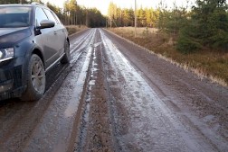 Leuto sää ja viimepäivien sateet aiheuttavat haasteita tienpidolle etenkin alemmalla maantietieverkolla. Painorajoituksia on jouduttu asettamaan yhdelle soratieosuudelle Maalahdessa tielle 17463 välillä Rönnholm - Övermalax, Maalahti. Kuvituskuva. Lähde: ELY-keskus
