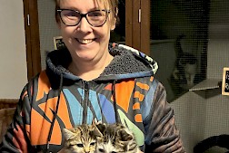 Sirkku esittelee kissanpentuja, jotka tulivat hoitolaan Urjalasta. Hänen mukaansa ne varmasti löytävät kodin, mutta hoitolassa on myös toistakymmentä aikuista kissaa, jotka kaipaavat uutta kotia. Niiden joukossa 6 pulleaa kollia.