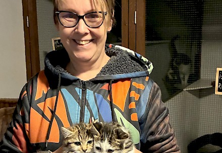 Sirkku esittelee kissanpentuja, jotka tulivat hoitolaan Urjalasta. Hänen mukaansa ne varmasti löytävät kodin, mutta hoitolassa on myös toistakymmentä aikuista kissaa, jotka kaipaavat uutta kotia. Niiden joukossa 6 pulleaa kollia.