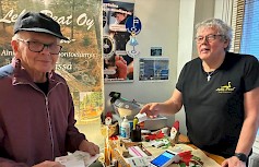 Heikki Ruha luovutti vakioasiakkaansa Pentti Ahokkaan ostamat kaksi lahjakorttia myöhempää käyntiä varten.