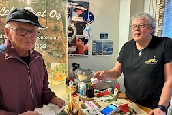 Heikki Ruha luovutti vakioasiakkaansa Pentti Ahokkaan ostamat kaksi lahjakorttia myöhempää käyntiä varten.