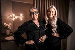 Susanna ja Aliina Aro pitävät siitä, että voivat auttaa asiakkaita erilaisissa iho-ongelmissa. Ihon hoitaminen kannattaa aloittaa jo silloin, kun merkkejä ongelmista ei vielä näy, sillä hyvin hoidettu iho näyttää kauniimmalta ja kestää stressin sekä arjen paineissa.