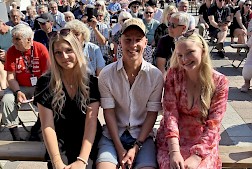 Satumaa- ja tangoseniori-laulukilpailujen esikarsinnat alkavat Keskisen Kyläkaupalta lauantaina 31.1.2026. Kuvassa tangojuniori-voittaja 2008 Aleksi Yli-Sissala ja tangonuori-voittajat Tiuku Suomi ja Eveliina Eloranta kesällä 2025.