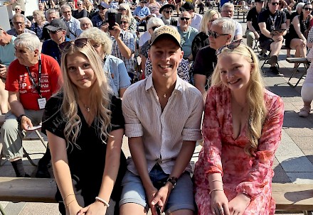 Satumaa- ja tangoseniori-laulukilpailujen esikarsinnat alkavat Keskisen Kyläkaupalta lauantaina 31.1.2026. Kuvassa tangojuniori-voittaja 2008 Aleksi Yli-Sissala ja tangonuori-voittajat Tiuku Suomi ja Eveliina Eloranta kesällä 2025.