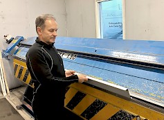 Toimitusjohtaja Arto Turja suorittaa nykyään hallilla lähinnä maalaushommia tai pienempiä peltitöitä. Hän vihjaa, että yrityksellä on takana hyvä vuosi ja kesätyöntekijöitäkin voidaan palkata, mikäli omatoimisia nuoria löytyy.