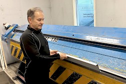 Toimitusjohtaja Arto Turja suorittaa nykyään hallilla lähinnä maalaushommia tai pienempiä peltitöitä. Hän vihjaa, että yrityksellä on takana hyvä vuosi ja kesätyöntekijöitäkin voidaan palkata, mikäli omatoimisia nuoria löytyy.