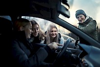 Vuonna 2025 nuoria menehtyi henkilöauton matkustajina poikkeuksellisen paljon. Kuva: Nina Mönkkönen / Liikenneturva.