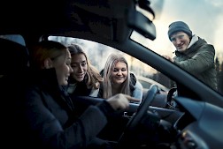 Vuonna 2025 nuoria menehtyi henkilöauton matkustajina poikkeuksellisen paljon. Kuva: Nina Mönkkönen / Liikenneturva.