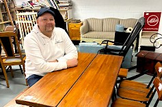 1.	Sami Virkkala esittelee Pirkka -pöytäryhmää, joka kuuluu Ilmari Tapiovaaran vuonna 1955 suunnittelemaan Pirkka-kalustesarjaan.