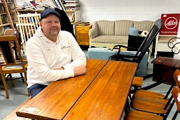 1.	Sami Virkkala esittelee Pirkka -pöytäryhmää, joka kuuluu Ilmari Tapiovaaran vuonna 1955 suunnittelemaan Pirkka-kalustesarjaan.