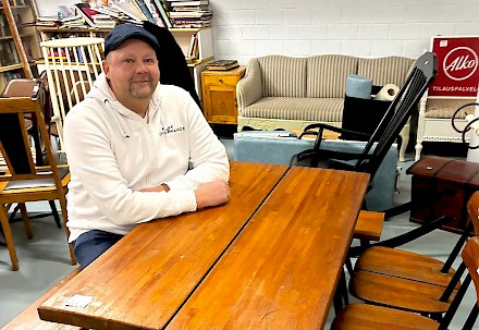 1.	Sami Virkkala esittelee Pirkka -pöytäryhmää, joka kuuluu Ilmari Tapiovaaran vuonna 1955 suunnittelemaan Pirkka-kalustesarjaan.