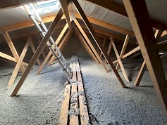 Rivitalon yläpohja, jossa oikeaoppisesti palo-osastoiva seinä huoneistojen rajalla ja tiiviisti ylös vesikattoon asti. KUVA: Juhan-Petteri Laakso / SPPL Suomen Palopäällystöliitto