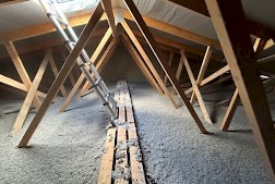 Rivitalon yläpohja, jossa oikeaoppisesti palo-osastoiva seinä huoneistojen rajalla ja tiiviisti ylös vesikattoon asti. KUVA: Juhan-Petteri Laakso / SPPL Suomen Palopäällystöliitto