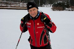 Maastohiihto, vaikkapa järven jäällä, on Markku Sytelän mielestä hyvä ja koko kehoa kuntouttava liikuntamuoto.
