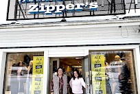 Kristiina Holkko ja Mirella Toivola toivottavat kaikki hyvien talvialennusten äärelle Zippers`iin Tuuriin. – Meillä on myös kivoja tasarahatarjouksia, kaksikko muistuttaa.