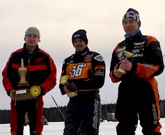 Kuvassa oikealta, Kari Vehniäinen, Mika Kallio ja Ossi Rantala Konnevedellä 2025. Kuluvan vuoden kisakausi alkaa Seinäjoen kotikisoilla, kun avauskilpailu käydään 14.2. ”Kannattaa ehdottomasti tulla katsomaan paikan päälle”, ehdottaa Ossi. Hän vihjaa myös, että mikäli kilpailua haluaa katsoa kotisohvalta, sekin onnistuu, sillä kilpailu lähetetään Youtube streamina.