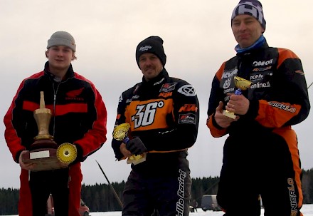 Kuvassa oikealta, Kari Vehniäinen, Mika Kallio ja Ossi Rantala Konnevedellä 2025. Kuluvan vuoden kisakausi alkaa Seinäjoen kotikisoilla, kun avauskilpailu käydään 14.2. ”Kannattaa ehdottomasti tulla katsomaan paikan päälle”, ehdottaa Ossi. Hän vihjaa myös, että mikäli kilpailua haluaa katsoa kotisohvalta, sekin onnistuu, sillä kilpailu lähetetään Youtube streamina.