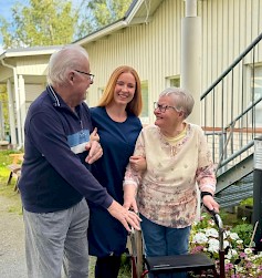 Kuvassa ovat vasemmalta lukien Jorma Kaijanniemi, lähihoitajaopiskelija Agrita Petkevica ja Anja Juponaho. Kaijanniemi ja Juponaho nauttivat ulkoilun lisäksi ahkerasta kortinpeluusta.