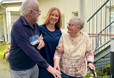 Kuvassa ovat vasemmalta lukien Jorma Kaijanniemi, lähihoitajaopiskelija Agrita Petkevica ja Anja Juponaho. Kaijanniemi ja Juponaho nauttivat ulkoilun lisäksi ahkerasta kortinpeluusta.