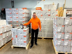 Raimo Ahokas näyttää juuri saapuneita laatusahoja, jotka ovat vielä pakkauslaatikoissa. Tavaraa on varastossa valmiina myyntiin ja lähetettäväksi nopeasti myös verkkokaupan asiakkaille