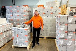 Raimo Ahokas näyttää juuri saapuneita laatusahoja, jotka ovat vielä pakkauslaatikoissa. Tavaraa on varastossa valmiina myyntiin ja lähetettäväksi nopeasti myös verkkokaupan asiakkaille