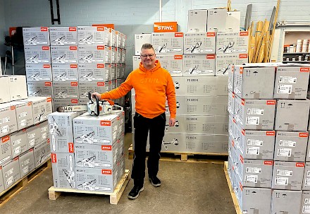 Raimo Ahokas näyttää juuri saapuneita laatusahoja, jotka ovat vielä pakkauslaatikoissa. Tavaraa on varastossa valmiina myyntiin ja lähetettäväksi nopeasti myös verkkokaupan asiakkaille