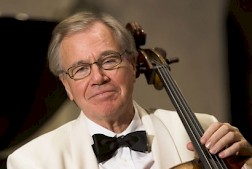 Sellotaiteilija Arto Noras tähdittää muiden taitajien kanssa KesäVirratSoi-musiikkijuhlaa heinäkuussa.