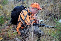 Metsästyksessä paikannusta käytetään metsästysseurueen jäsenten ja metsästyskoirien sijainnin seuraamiseen. Metsästysoikeuksien sopimusrekisteristä kartalle muodostuu kuva käytettävissä olevasta metsästysalueesta. Sara Seppälä. Metsästäjäliitto.