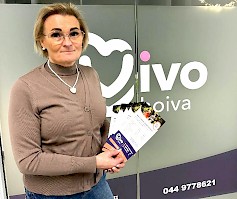Vivo -hoivan Seinäjoen/Ilmajoen toimipisteen toiminnanjohtaja Johanna Kuivala näyttää esitteitä, joista löytyy paljon tietoa yrityksen palveluista.