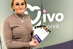 Vivo -hoivan Seinäjoen/Ilmajoen toimipisteen toiminnanjohtaja Johanna Kuivala näyttää esitteitä, joista löytyy paljon tietoa yrityksen palveluista.