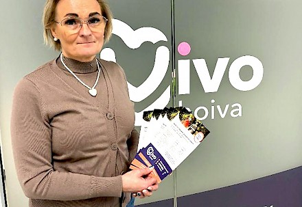 Vivo -hoivan Seinäjoen/Ilmajoen toimipisteen toiminnanjohtaja Johanna Kuivala näyttää esitteitä, joista löytyy paljon tietoa yrityksen palveluista.