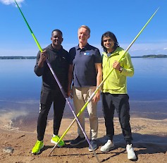 Tapio Korjus kuvattuna Kuortaneenjärven rannalla vuonna 2024 yhdessä Keshorn Walcottin (TTO) ja Neeraj Chopran (IND) kanssa. Kuva: Tanja Hietikko.