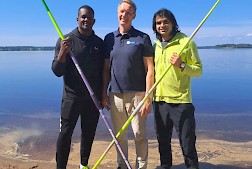 Tapio Korjus kuvattuna Kuortaneenjärven rannalla vuonna 2024 yhdessä Keshorn Walcottin (TTO) ja Neeraj Chopran (IND) kanssa. Kuva: Tanja Hietikko.