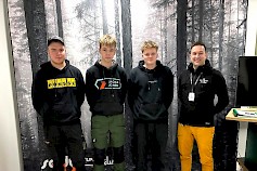 Kuvassa vasemmalta syksyllä aloittaneet opiskelijat Antti Valtoaho, Ato Mattila ja Niko Niemelä, sekä opettaja Antti Virkkunen.