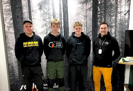 Kuvassa vasemmalta syksyllä aloittaneet opiskelijat Antti Valtoaho, Ato Mattila ja Niko Niemelä, sekä opettaja Antti Virkkunen.