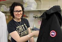 Marjukka Hietakangas puhdisti untuvatakkia.