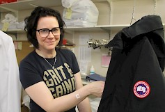 Marjukka Hietakangas puhdisti untuvatakkia.