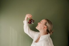 Merilasista ja hopeasta koruja valmistava seinäjokinen Ellamaria Mattila on Vuoden 4H-yrittäjä 2025. Taina Renkola