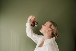 Merilasista ja hopeasta koruja valmistava seinäjokinen Ellamaria Mattila on Vuoden 4H-yrittäjä 2025. Taina Renkola