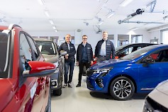 Kuvassa Arto Ulvinen ja hänen kaksi poikaansa, jotka ovat mukana liiketoiminnassa. Vanhempi poika Jaakko toimii myyntijohtaja ja nuorempi Samu on korjaamopäällikkö. ”Tervetuloa palveltavaksi tänne Tervajoelle. Tehdään luotettavat autokaupat tai huolletaan autosi kesäkuntoon”, kolmikko toteaa.